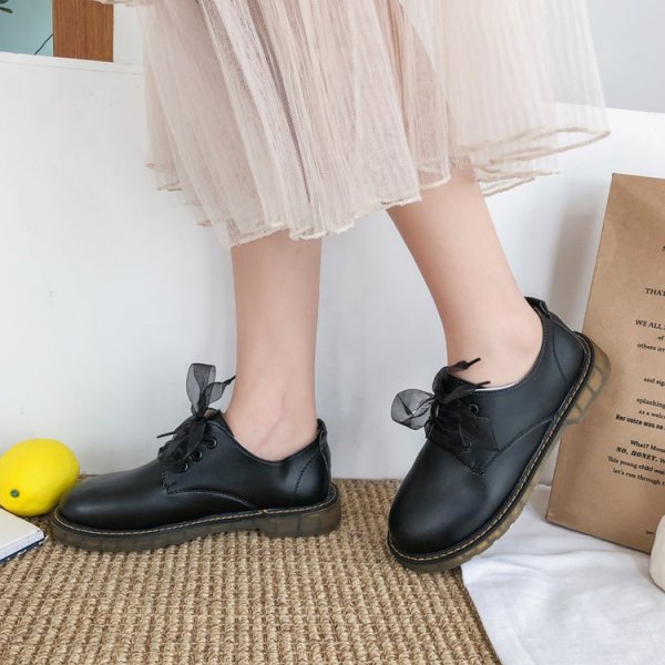 Women's shoes with flat shoes